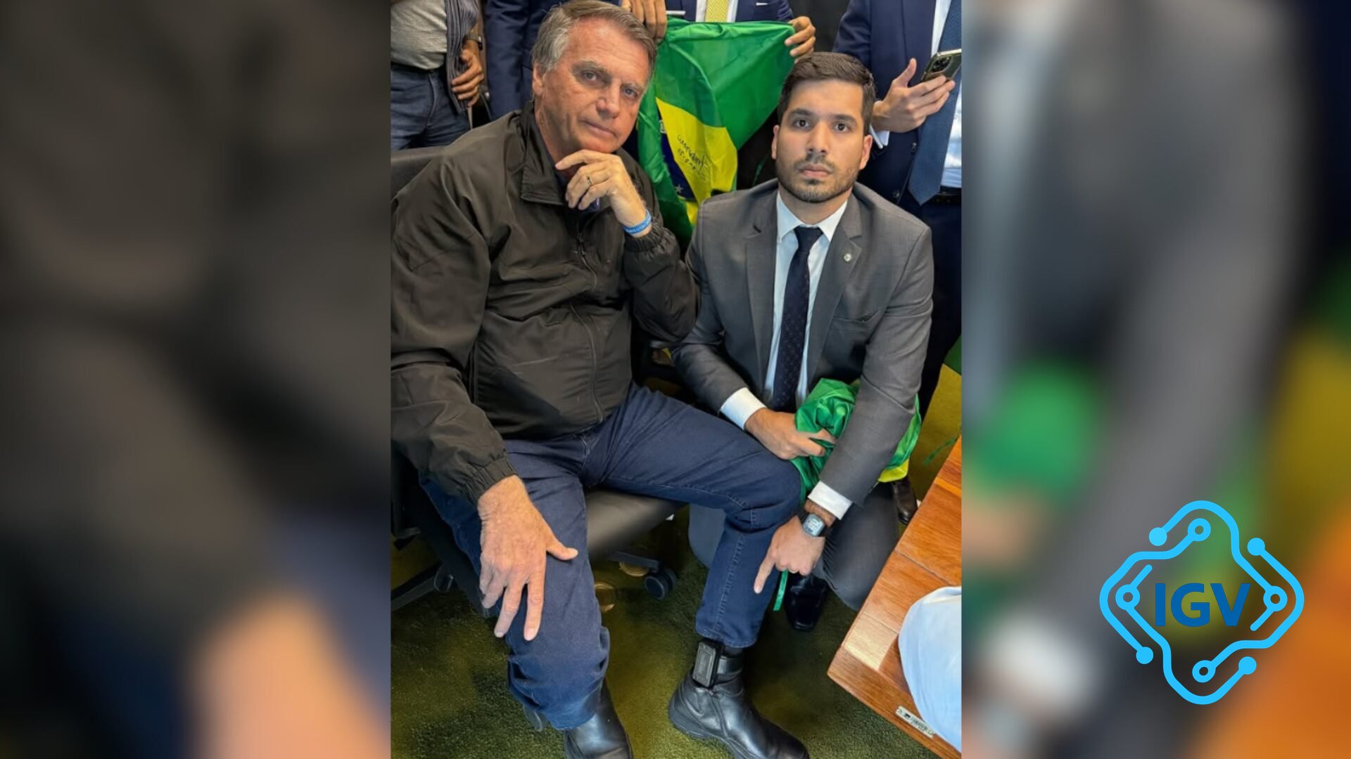 Imagem para Bolsonaro Exibe Tornozeleira Eletrônica Pela Primeira Vez em Visita ao Congresso