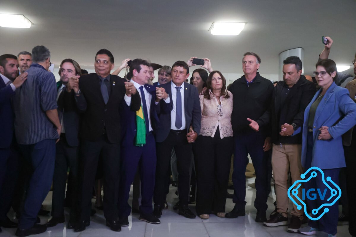 Imagem para Bolsonaro é recebido na Câmara com oração e reunião de aliados