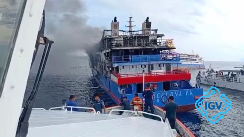 Imagem para <strong>Ferry com dezenas de passageiros explode em incêndio no mar na Indonésia</strong>