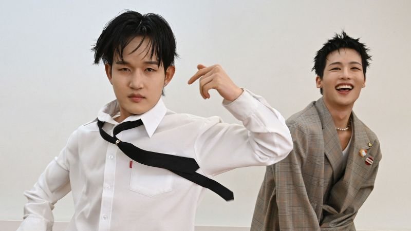 Imagem para 1VERSE: A História de Defensores da Coreia do Norte que Buscam a Estrela na Música